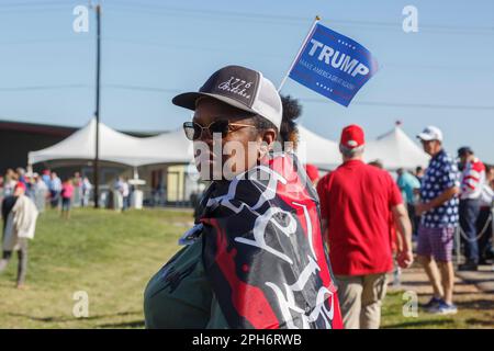 Waco, Texas, Stati Uniti. 25th Mar, 2023. Un sostenitore afroamericano Trump fa un sondaggio sulla folla durante il primo raduno della campagna presidenziale del 2024 dell'ex presidente all'aeroporto regionale di Waco a Waco, Texas. (Credit Image: © Jaime Carrero/ZUMA Press Wire) SOLO PER USO EDITORIALE! Non per USO commerciale! Foto Stock