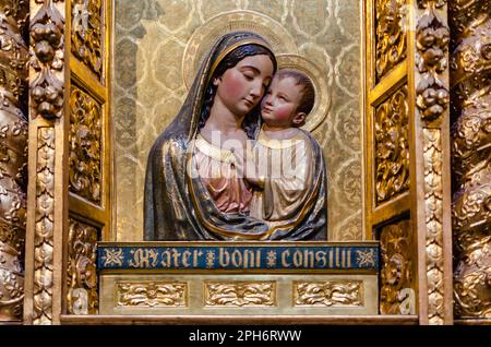 Siviglia, Spagna; 25 marzo 2023: Rilievo barocco ligneo della Madonna sull'altare laterale della chiesa Iglesia de Santa Maria di Magdalena. Mater boni in modo consistente Foto Stock