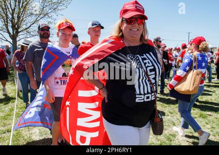 Waco, Texas, Stati Uniti. 25th Mar, 2023. Una famiglia di sostenitori dell'ex presidente Donald Trump si muove lungo la linea in attesa di entrare nel tarmac presso l'aeroporto regionale di Waco per il suo primo raduno della campagna elettorale presidenziale del 2024 a Waco Texas. (Credit Image: © Jaime Carrero/ZUMA Press Wire) SOLO PER USO EDITORIALE! Non per USO commerciale! Foto Stock