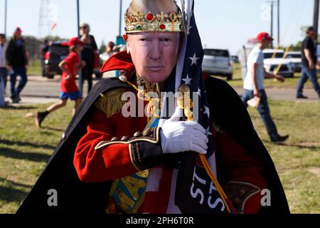 Waco, Texas, Stati Uniti. 25th Mar, 2023. Un uomo vestito come Donald Trump in regalia reale che si identificherebbe solo come T possed per un ritratto durante il primo Rally della Campagna di Donald Trump per le elezioni presidenziali del 2024 all'aeroporto regionale di Waco Texas a Waco Texas. (Credit Image: © Jaime Carrero/ZUMA Press Wire) SOLO PER USO EDITORIALE! Non per USO commerciale! Foto Stock