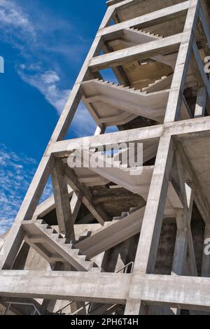 Scale esterne di un vecchio impianto industriale di Cagliari Foto Stock