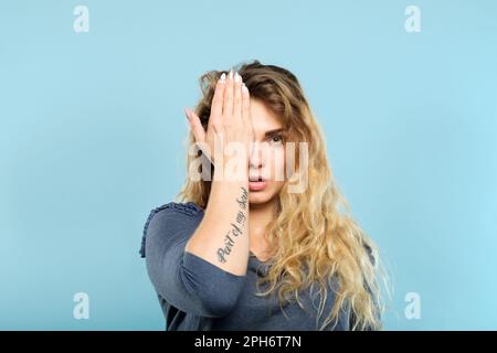 controllo della vista donna coprire la visione degli occhi assistenza sanitaria Foto Stock