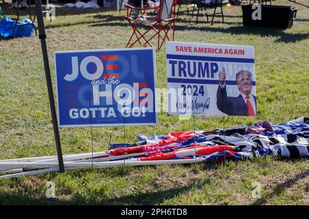 Waco, Texas, Stati Uniti. 25th Mar, 2023. Segni a sostegno di Donald Trump sono visti durante questa prima campagna di rally per le elezioni presidenziali del 2024 presso l'aeroporto regionale di Waco in Waco Texas. (Credit Image: © Jaime Carrero/ZUMA Press Wire) SOLO PER USO EDITORIALE! Non per USO commerciale! Foto Stock