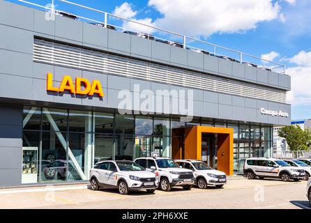 Samara, Russia - 18 giugno 2022: Concessionario Lada ufficio del concessionario ufficiale. Lada è un'azienda automobilistica russa. Testo in russo: Samara Auto Foto Stock