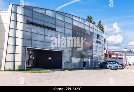 Samara, Russia - 18 giugno 2022: Concessionaria Infiniti. Infiniti è la divisione di veicoli di lusso del costruttore giapponese Nissan Foto Stock