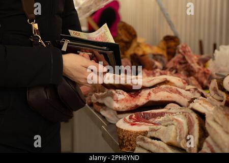 L'acquirente acquista lardo al Bazaar ucraino nella città di Dnipro, lardo ucraino e carne Foto Stock