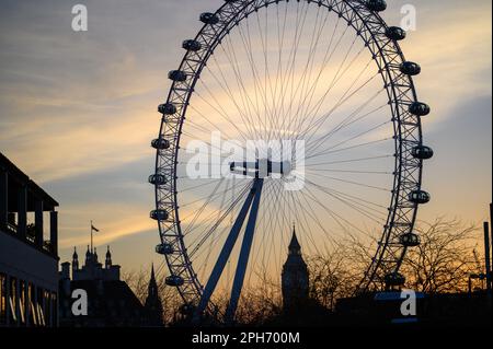 LONDRA - 12 novembre 2022: L'iconico London Eye e il Big ben al tramonto Foto Stock