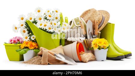 Primavera tempo fiori, vasi colorati primrose e vaso di margherite, stivali di gomma verde e annaffiatoio. Attrezzi da giardinaggio, cazzuola, cappello di paglia, seme e glo Foto Stock