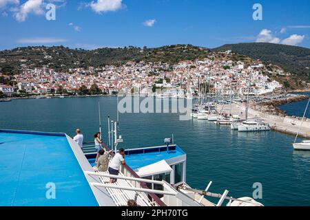 Viaggio in traghetto da Skiathos all'isola di Skopelos; porto di Skopelos Foto Stock