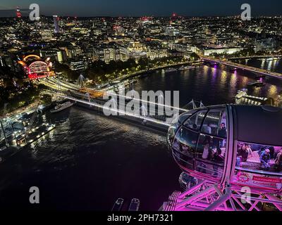 Londra, Regno Unito. 28th Ott 2022. Vista dalla ruota panoramica del London Eye fino alla stazione ferroviaria illuminata di Charing Cross. Credit: Jan Woitas/dpa/Alamy Live News Foto Stock