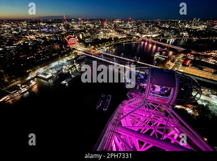 Londra, Regno Unito. 28th Ott 2022. Vista dalla ruota panoramica del London Eye fino alla stazione ferroviaria illuminata di Charing Cross. Credit: Jan Woitas/dpa/Alamy Live News Foto Stock