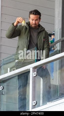 Wrexham, Wrexham County Borough, Galles. 26th marzo 2023. Ryan Reynolds, proprietario di Wrexham Co, interagisce con i tifosi durante il Wrexham Association Football Club Women V Connah’s Quay Nomads Women at the Racecourse Ground, in the Genero Adran North. (Credit Image: ©Cody Froggatt/Alamy Live News) Foto Stock