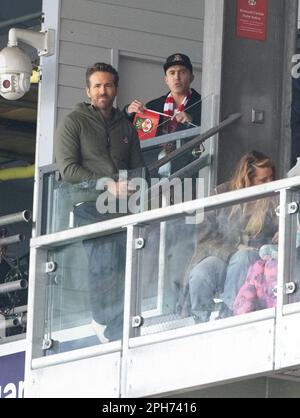 Wrexham, Wrexham County Borough, Galles. 26th marzo 2023. I proprietari di Wrexham Co Ryan Reynolds e Rob McElhenney vigilano sulla partita, durante la Wrexham Association Football Club Women V Connah’s Quay Nomads Women at the Racecourse Ground, in the Genero Adran North. (Credit Image: ©Cody Froggatt/Alamy Live News) Foto Stock