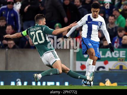 Craig Cathcart (a sinistra) dell'Irlanda del Nord e Pyry Soiri in Finlandia combattono per la palla durante la partita di qualificazione UEFA euro 2024 Group H al Windsor Park Stadium, Belfast. Data immagine: Domenica 26 marzo 2023. Foto Stock