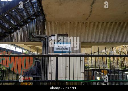 Pulteney Radial Gate Flood Defense, River Avon, Bath, vicino al Pulteney Bridge. Data marzo 2023. cym Foto Stock