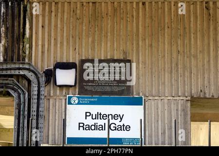 Pulteney Radial Gate Flood Defense, River Avon, Bath, vicino al Pulteney Bridge. Data marzo 2023. cym Foto Stock