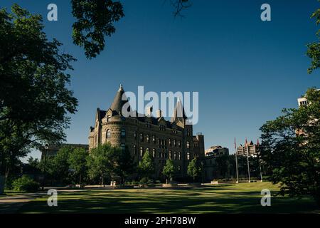 Winnipeg, Manitoba. Canada - June2022 : Wesley Hall all'Università di Winnipeg durante l'estate. Foto di alta qualità Foto Stock