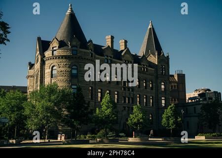 Winnipeg, Manitoba. Canada - June2022 : Wesley Hall all'Università di Winnipeg durante l'estate. Foto di alta qualità Foto Stock