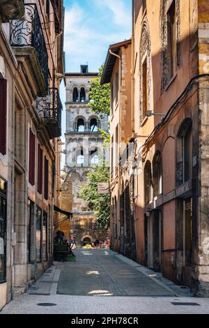 Vista sulla Rue de la Table Ronde, una strada carina nel centro storico di Vienne, con il campanile della chiesa di Saint Andre le Bas sullo sfondo (Isere, Fran Foto Stock