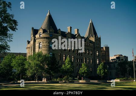 Winnipeg, Manitoba. Canada - June2022 : Wesley Hall all'Università di Winnipeg durante l'estate. Foto di alta qualità Foto Stock