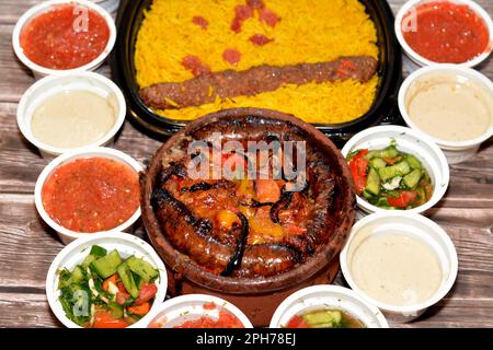 Tradizionale egiziano manzo Kofta, kebab e tarb kofta shish con miscela di carne di agnello, salsiccia di budello farro ripieno di riso, kawareh trotters mucca Foto Stock