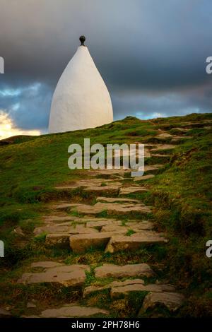 Un sentiero di pietra conduce a Nancy Bianca una follia costruita per commemorare la vittoria di Waterloo. Posizione è Kerridge collina sopra Bollington, Cheshir Foto Stock