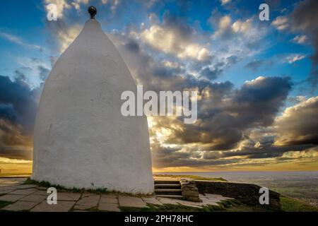 Un suggestivo tramonto ostruito da Nancy Bianca una follia costruita per commemorare la vittoria di Waterloo. L'ubicazione è Kerridge Hill abvoe Bollington, Foto Stock