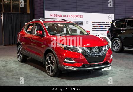 Toronto, Canada - 02 25 2023: Rosso 2023 Nissan Qashqai J11 SUV compatto crossover, prodotto dal costruttore giapponese Nissan Motor Corporation Foto Stock