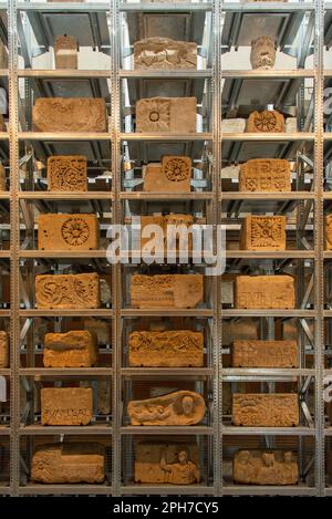 L'imponente Mura Lapidaria a Narbo Via, il nuovo Museo di Storia Romana di Narbonne espone elaborate pietre a rilievo provenienti da tombe romane. Foto Stock