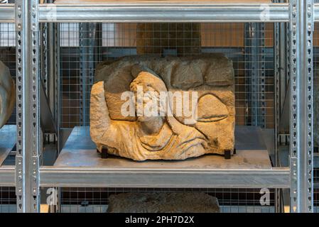 Una pietra a rilievo intagliata con una figura maschile di una tomba romana sullo scaffale dell'imponente Mura Lapidaria a Narbo Via Museo di Storia Romana a Narbonne. Foto Stock