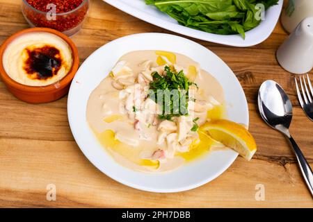 Porzione di piyaz appena cucinato in stile Antalya Foto Stock