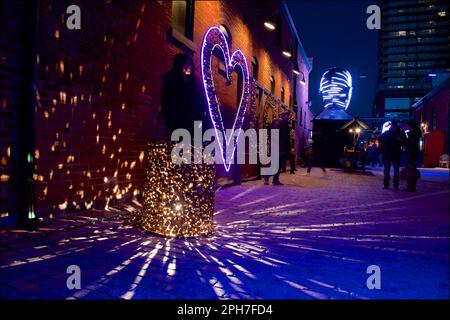 Toronto, Ontario / Canada - 04 marzo 2018: Luce e ombra da una mostra d'arte al Toronto Light Festival Foto Stock