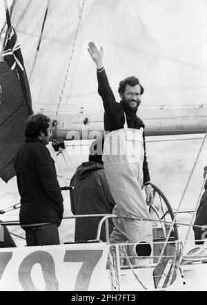 AJAXNETPHOTO. 1978. SOLENT, INGHILTERRA. - GARA CO-SKIPPER - ROBIN KNOX-JOHNSTON (GBR) WAVES FROM LINE HONORS VINCITORE HEATH'S CONDOR MENTRE LO YACHT SI AVVICINA AL TRAGUARDO DELL'ULTIMA TAPPA DELLA GARA MONDIALE DI WHITBREAD. PHOTO:JONATHAN EASTLAND/AJAX RIF:MX340 222904 14 Foto Stock