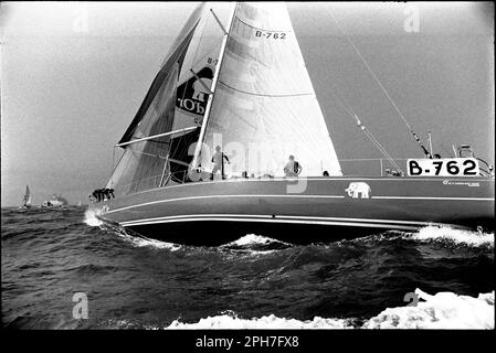 AJAXNETPHOTO. 1985. SOLENT, INGHILTERRA. - WHITBREAD ROUND THE WORLD RACE - START - INGRESSO BELGA COTE D'OR COSTELLATO DA ERIC TABARLY TESTA VERSO GLI AGHI. PHOTO:JONATHAN EASTLAND/AJAX RIF:MX340 222904 5 Foto Stock