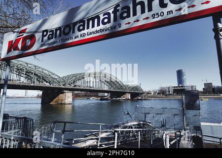 Colonia, Germania 07 2022 marzo: Sbarco nel centro storico di colonia di KD Rheinschiffahrt GmbH per crociere panoramiche sul fiume reno Foto Stock