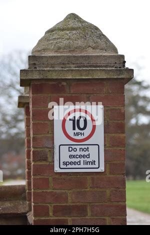 Cartello stradale su una parete di mattoni a Milton Keynes: "10 MPH non superare il limite di velocità". Foto Stock