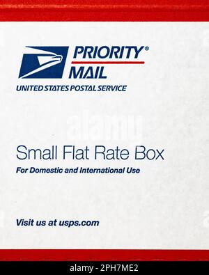 Una piccola scatola a tariffa piatta rossa bianca e blu per la spedizione tramite posta prioritaria del Servizio postale degli Stati Uniti Foto Stock