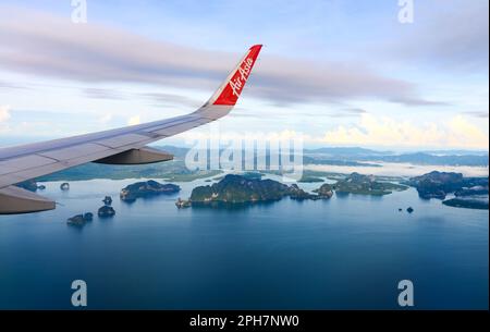 Phuket, Thailandia - 8 novembre 2022: Un'ala di aereo nel cielo. Splendida vista sulla baia di Phang Nga nel Mare delle Andamane. Parte meridionale della Thailandia, Top vi Foto Stock