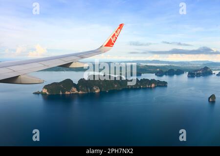 Phuket, Thailandia - 8 novembre 2022: Un'ala di aereo nel cielo. Splendida vista sulla baia di Phang Nga nel Mare delle Andamane. Parte meridionale della Thailandia, Top vi Foto Stock