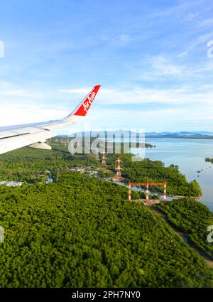 Phuket, Thailandia - 8 novembre 2022: Un'ala di aereo nel cielo. L'aereo scende prima dell'aeroporto di Phuket, vista dal vento dell'aereo Foto Stock