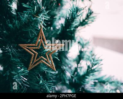 stella della decorazione dorata appesa sull'albero di natale primo piano foto Foto Stock