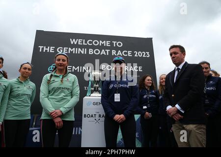 River Thames, Londra, Regno Unito. 26th Mar, 2023. Gare nautiche universitarie, Oxford contro Cambridge; il presidente femminile del Cambridge University Boat Club Caoimhe Dempsey e il presidente del club nautico femminile dell'Università di Oxford Sara Helin al lancio della moneta da gara di barche femminili del 77th, circondato dal loro equipaggio e dall'umpire di gara di barche femminili Matt Smith. Credit: Action Plus Sports/Alamy Live News Foto Stock