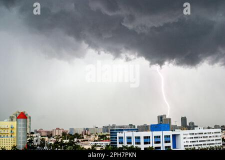 Miami Beach Florida, fulmine sciopero Bolt tempesta tempesta nuvole tempo pioggia pericolo Foto Stock