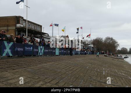 River Thames, Londra, Regno Unito. 26th Mar, 2023. Gare nautiche universitarie, Oxford contro Cambridge; spettatori presso l'argine di Putney. Credit: Action Plus Sports/Alamy Live News Foto Stock