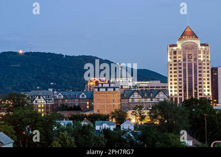 Virginia Appalachian Montagne Roanoke skyline città centro, centro centro edifici notte, Mill Mountain, Roanoke Star, Foto Stock