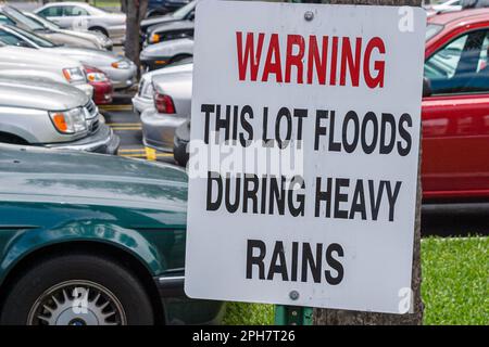 Miami Florida, The Falls, cartello attenzione, questo Lot si alluvioni durante le forti piogge del tempo di alluvione, il tempo di alluvione Foto Stock