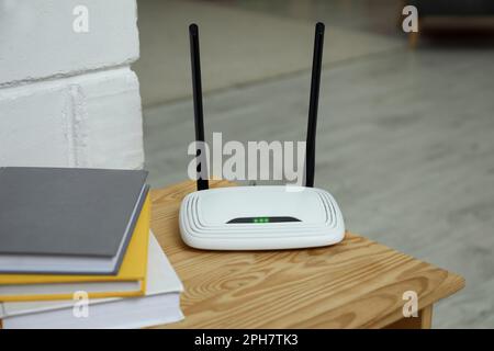 Router Wi-Fi su tavolo in legno in camera Foto Stock