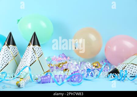 cappelli per feste di compleanno, corna e confetti colorati Foto stock -  Alamy