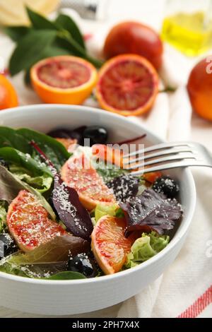 Ciotola di deliziosa insalata di arance siciliane sul tavolo, primo piano Foto Stock