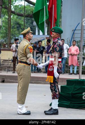 Bangaon, Bengala Occidentale, India. 26th Mar, 2023. Diversi momenti della cerimonia congiunta di ritiro di BSF (Border Security Force) e BGB (Border Guard Bangladesh) al confine Indo-Bangla Petrapole-Benapole il 52nd° giorno dell'Indipendenza del Bangladesh. (Credit Image: © Amlan Biswas/Pacific Press via ZUMA Press Wire) SOLO PER USO EDITORIALE! Non per USO commerciale! Foto Stock